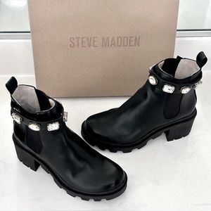 NIB Steve Madden Chunky Pull on Amulet Boot with Rhinestone Belt in Black 6.5
